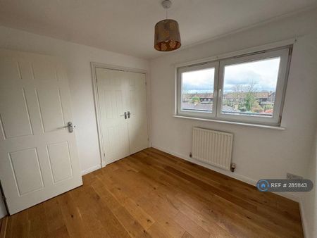 3 bedroom flat to rent - Photo 4