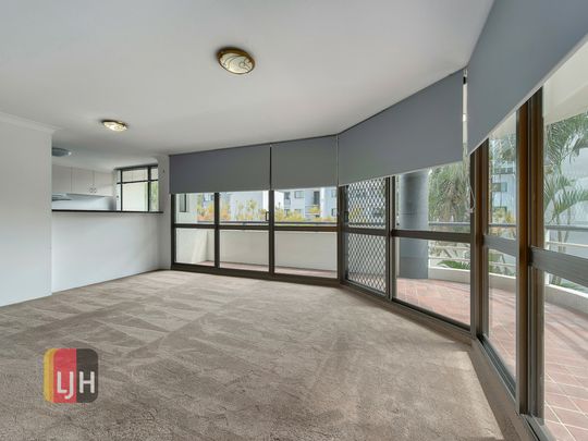 INNER CITY, 2 BEDROOM, 2 BATHROOM UNIT WITH 2 CAR SPACES ! - Photo 1