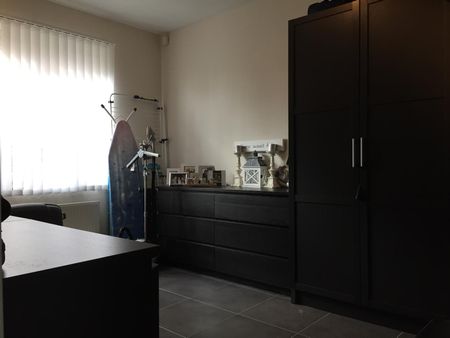 Gelijkvloers appartement met 3 slaapkamers en tuin met bijhorende garage - Photo 5