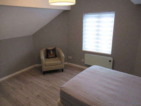 3 bedroom flat to rent - Photo 4