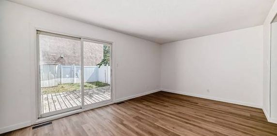 3 Beds 1.5 Baths - Townhouse - Photo 2