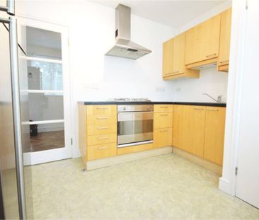 2 Bedroom Flat / Apartment - St. Cross Road, Winchester - Photo 3