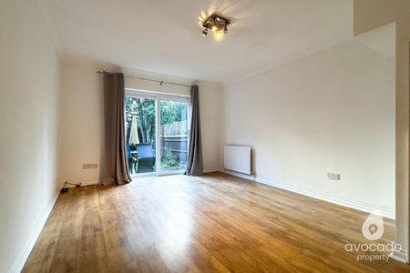 2 bed terraced house to rent in Horseshoe Crescent, Burghfield Common - Photo 2