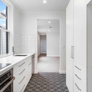 Fully renovated 2 bed, 2 living on Tinakori Road - Photo 3