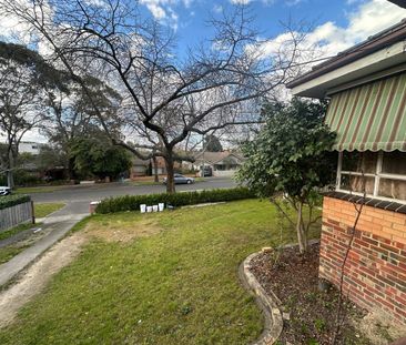 Share House-Charming Family Home in Leafy Mont Albert-Furnished - Photo 3