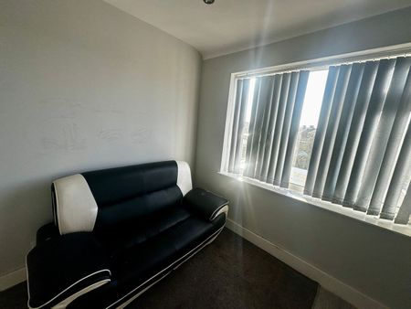 2 Bed Flat, The Martyrs Close, CV3 - Photo 2