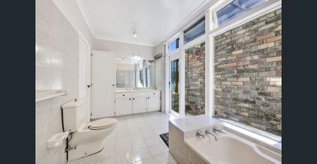 Stunning Three Bedroom Flat with Water Views at Whale Beach - Photo 3