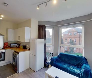 2 bedroom flat to rent - Photo 2