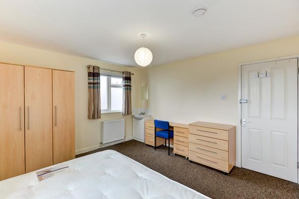 8 bedroom house to rent - Photo 1