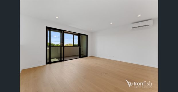Contemporary North-Facing Townhome with Enclosed Winter Garden Brand New & Light-Filled - Photo 1