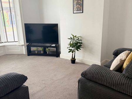 South Street Room 2 - Photo 2