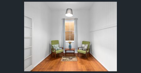 Serene Urban Oasis: Inner City Charming Character Home - Photo 3