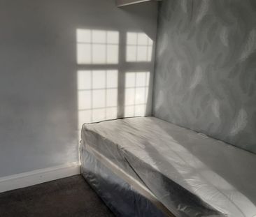 Room in a Shared House, Southfield Park, HA2 - Photo 2