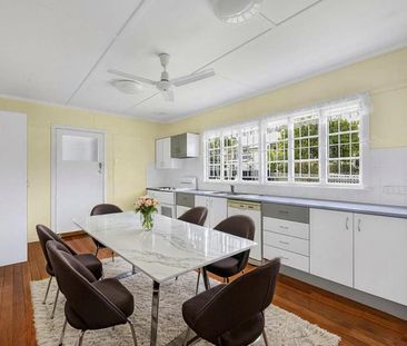SPACIOUS FOUR-BEDROOM FAMILY HOME WITH HUGE BACKYARD! - Photo 4