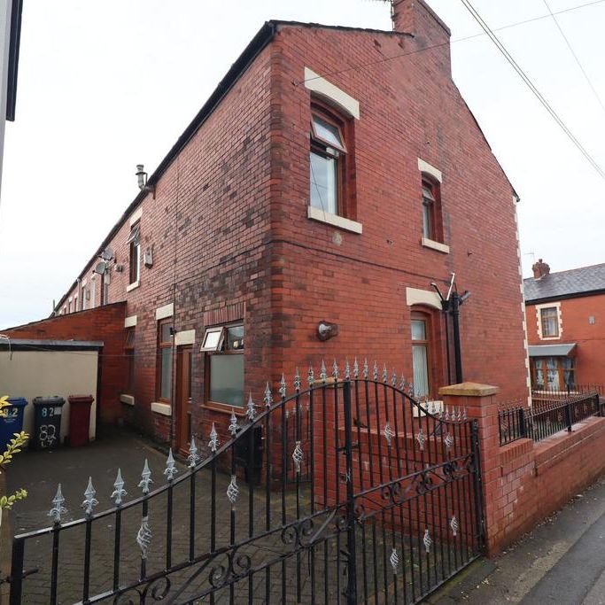 3 bedroom end of terrace house to rent - Photo 1