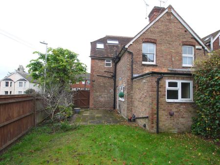 4 bedroom semi-detached house to rent - Photo 2