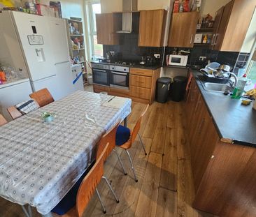 8 Bed - 1 Hill Top Street, Hyde Park, Leeds - LS6 1NW - Student - Photo 6