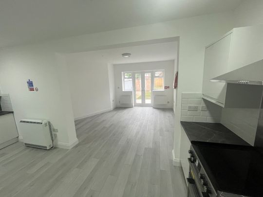 Studio Flat, Colwood Gardens, SW19 - Photo 1