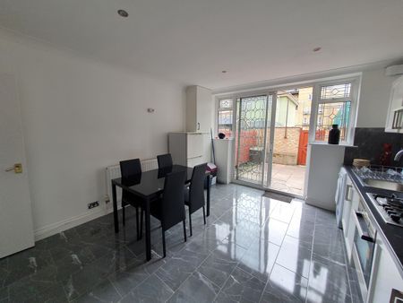 2 Bed End Terrace, Aston Street, E14 - Photo 2