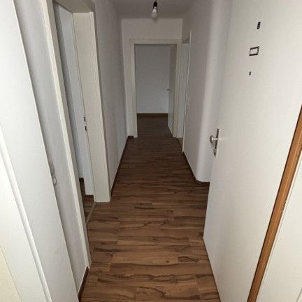 Schnell sein und erstklassige 2-Zimmer-Wohnung in idyllischer Grünlage sichern! Ausgezeichnete Verkehrsanbindung und 1A-Infrastruktur vorhanden! Saniert und sofort verfügbar! - Foto 1