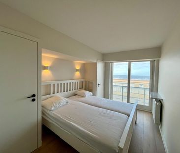 Volledig gerenoveerd en gemeubeld appartement met frontaal zeezicht - foto 6