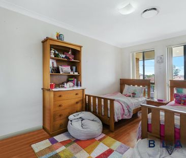 Stylish, spacious, and ready to move in Duplex! - Photo 3