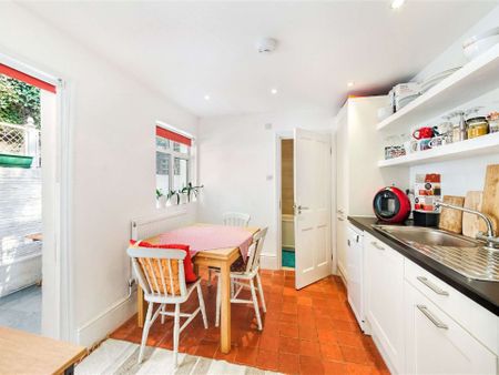 Spacious lower ground floor one bedroom apartment with its own patio garden, situated off the North End Road, ideal for Fulham Broadway. - Photo 4