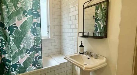 Lovely, renovated 2 bed Villa apartment in Newtown - Photo 5