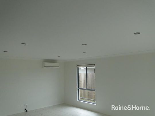 HI-SET 4 BEDROOM HOME IN KIRKWOOD! - Photo 1