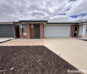 Modern Family Living in Munno Para Downs - Photo 2