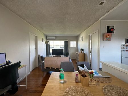 Charming Ground Floor Unit in the Heart of Mount Eden - Photo 3