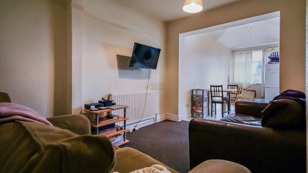 6 bedroom semi-detached house to rent - Photo 1