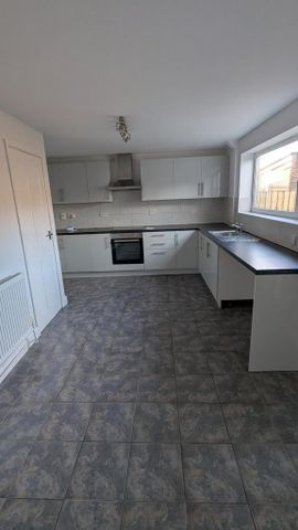 3 bedroom terraced house to rent - Photo 4