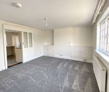 A charming Grade II listed cottage situated in the heart of the Ken... - Photo 1