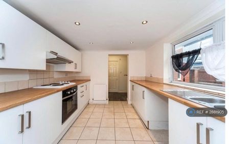 3 bedroom semi-detached house to rent - Photo 3