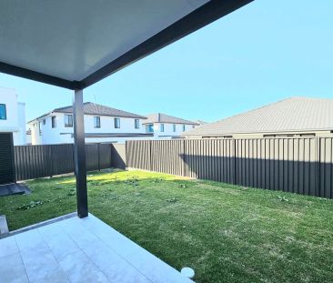 “Brand New Home Defines Luxury Living !” - Photo 3