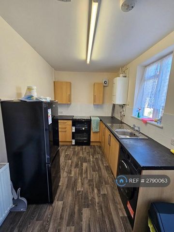 1 bedroom in a house share to rent - Photo 4