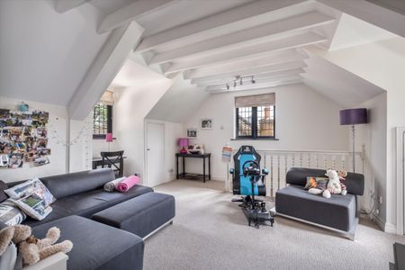 A superb countryside home with spectacular views, a tennis court, swimming pool, putting green & stables situated close to Guildford Town, available to let. - Photo 3