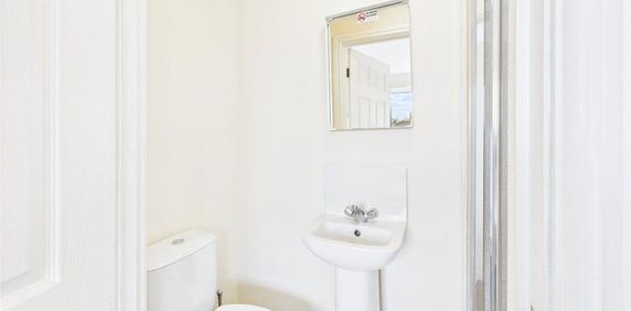 1 bedroom in a house share to rent - Photo 2