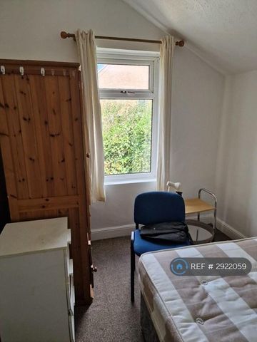 4 bedroom end of terrace house to rent - Photo 4