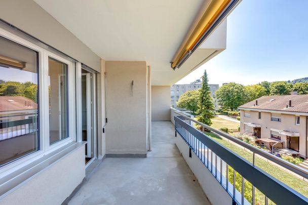 Well connected, generous living! - Photo 1