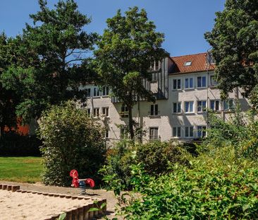 Hell 3-Zimmer-Wohnung mit Bodenbelag im Stadtzentrum // 2.OG links - Photo 1