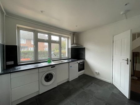 3 Bed Terraced House, More Close, E16 - Photo 2