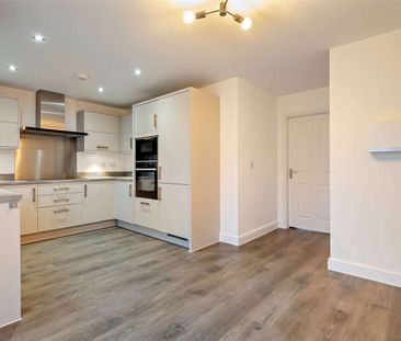 Three bedroom house with a driveway in a sought after village - Photo 6