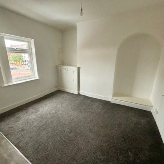 College Street, St. Helens - Photo 1