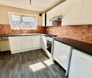 3 bedroom semi-detached house to rent - Photo 3