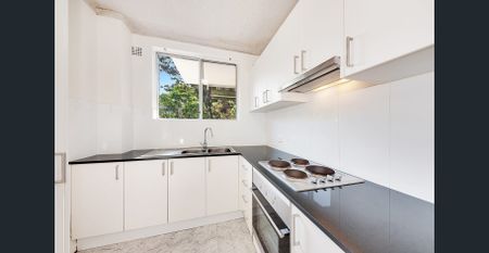 Peaceful & Spacious Apartment in a Prime Lane Cove Location - Photo 2