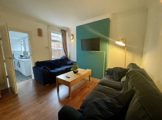 4 bedroom terraced house to rent - Photo 1