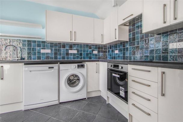 3 bedroom end of terrace house to rent - Photo 1