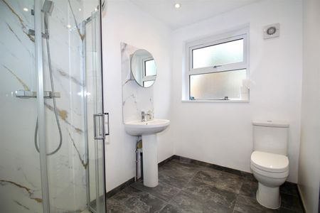 2 Bedroom Maisonette - Garden To Let - Photo 4